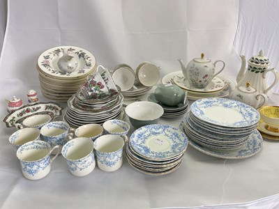 Lot 303 - A quantity of decorative dinner and tea ware.