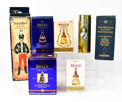 Lot 1022 - A mixed lot of alcohol, to include two Bell's...