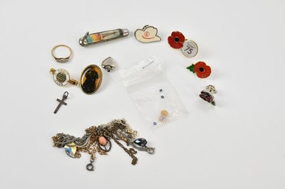 Lot 121 - A 9ct gold and platinum illusion set three...
