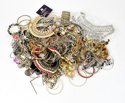 Lot 1524 - A quantity of costume jewellery, mainly...