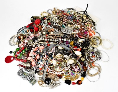 Lot 1525 - A large quantity of costume jewellery, to...