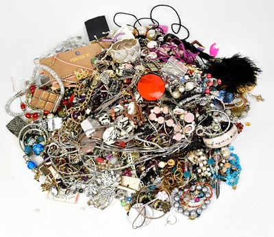 Lot 1526 - A large quantity of costume jewellery, to...