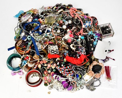 Lot 1527 - A large quantity of costume jewellery, to...