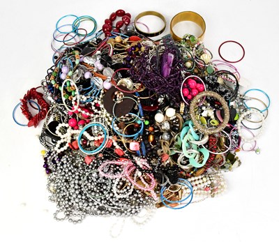 Lot 1528 - A large quantity of costume jewellery, to...