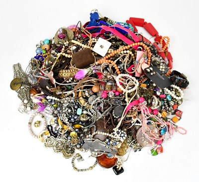 Lot 1529 - A large quantity of costume jewellery, to...