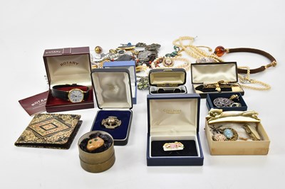 Lot 146 - A small collection of costume jewellery...