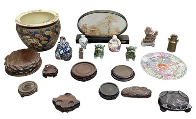 Lot 1022 - A quantity of assorted Oriental items,...