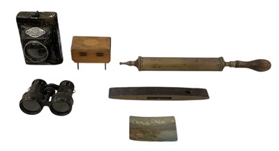 Lot 273 - A quantity of assorted collectors' items...