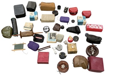 Lot 313 - A collection of approximately twenty assorted...