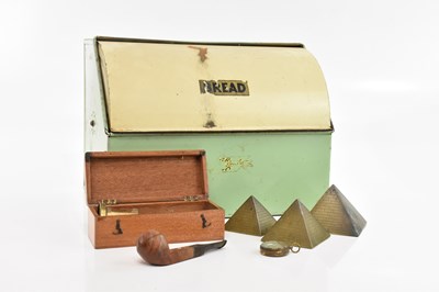 Lot 1492 - An assortment of collectors' items including a...