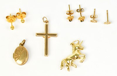 Lot 1493 - A group of 9ct yellow gold jewellery,...
