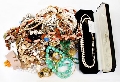 Lot 1536 - A quantity of vintage costume jewellery, to...
