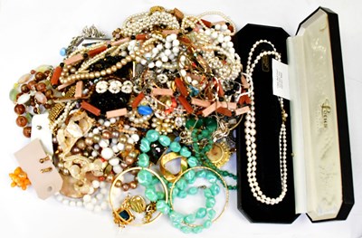 Lot 1536 - A quantity of vintage costume jewellery, to...