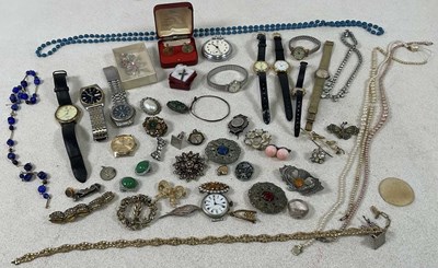 Lot 550 - A collection of costume jewellery and...