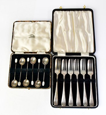 Lot 700 - JAMES DEAKIN & SONS; a cased set of six George...