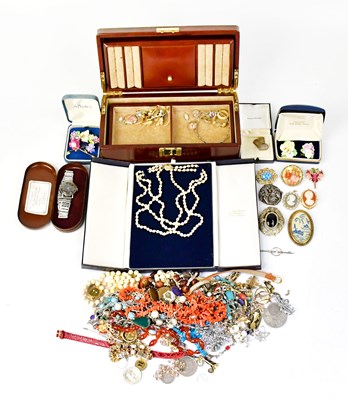 Lot 1537 - A quantity of vintage costume jewellery, to...