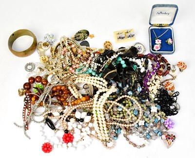 Lot 1538 - A quantity of vintage costume jewellery, to...