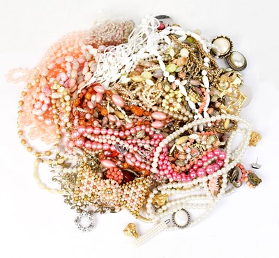 Lot 1517 - A quantity of vintage costume jewellery, to...