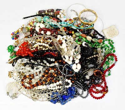 Lot 1518 - A quantity of vintage costume jewellery, to...