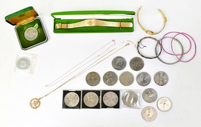 Lot 1513 - A mixed lot of costume jewellery to include a...