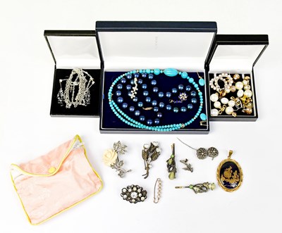 Lot 1512 - A group of costume jewellery, to include a...