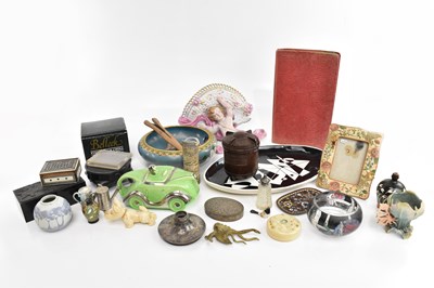 Lot 2556 - A collection of decorative ceramics and...