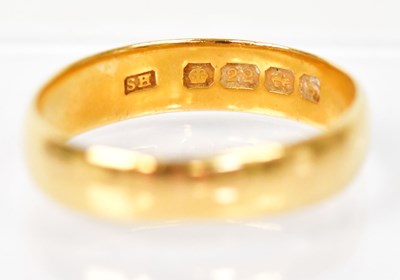 Lot 1260 - A 22ct yellow gold wedding band, size approx....