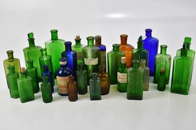 Lot 1432 - A large collection of vintage poison...