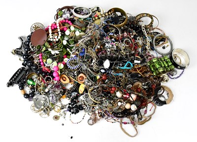 Lot 915 - A large quantity of costume jewellery, to...