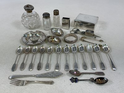 Lot 428 - A group of small silver and white metal...