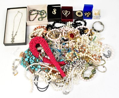 Lot 1519 - A quantity of vintage and modern costume...