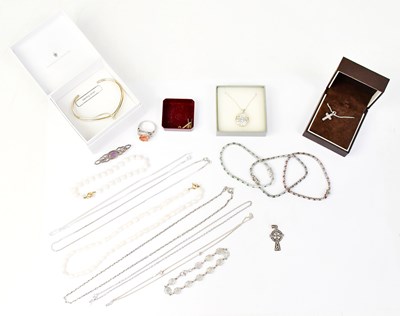 Lot 1511 - A single-strand pearl necklace with a 9ct...