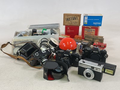 Lot 149 - A quantity of vintage cameras, lenses,...