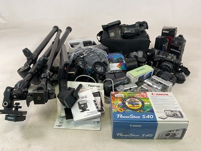 Lot 150 - A quantity of digital cameras, lenses,...