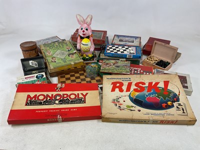 Lot 134 - A quantity of puzzles and games, including...
