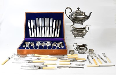 Lot 657 - Silver-plated ware, comprising a boxed Viners...