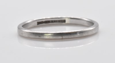 Lot 530 - A platinum wedding band, size N 1/2, approx 2.7g.