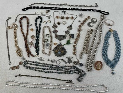 Lot 549 - A quantity of costume jewellery including...