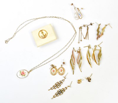 Lot 1495 - A group of 9ct yellow gold jewellery,...