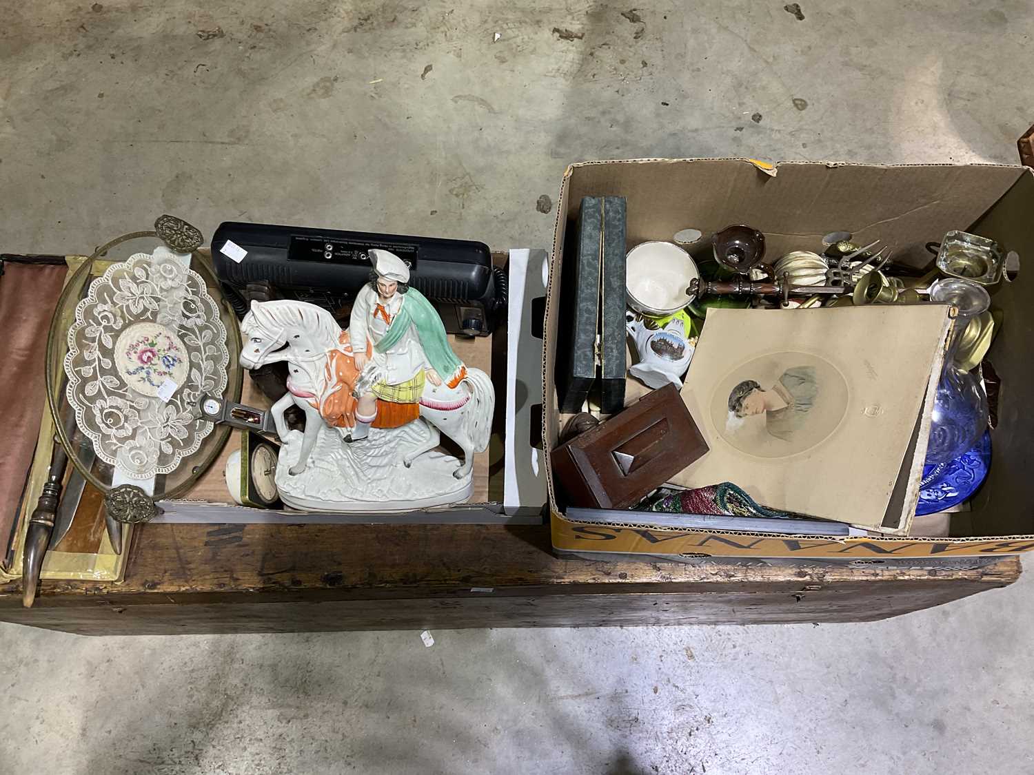 Lot 60 - Two boxes of various collectors' items,...