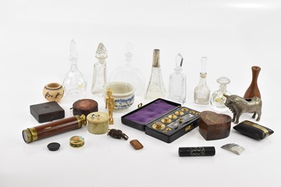 Lot 1515 - An assortment of collectors' items including...