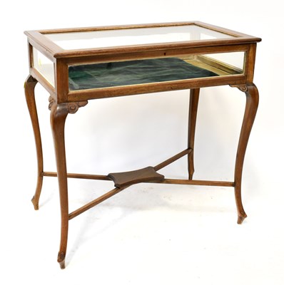 Lot 17 - An early 20th century oak bijouterie table,...