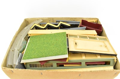 Lot 213 - HORNBY; various items including buildings,...