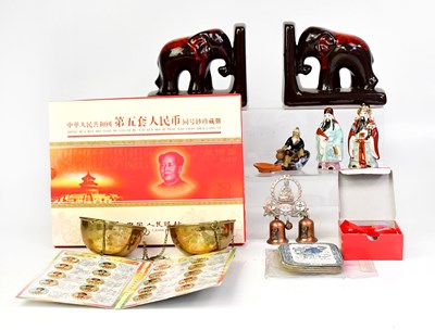 Lot 340 - A mixed lot of collectors' items to include a...