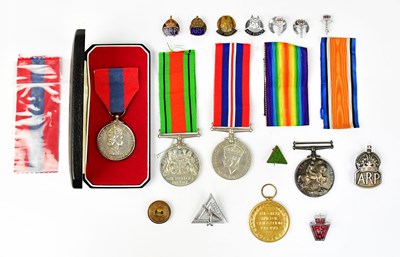Lot 917 - Various medals and badges including a WWI War...