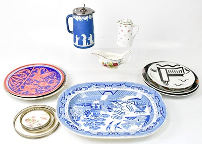 Lot 146 - A small mixed lot of ceramics comprising an...