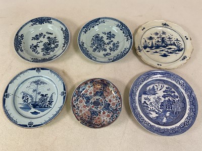 Lot 271 - A late 18th century creamware plate decorated...