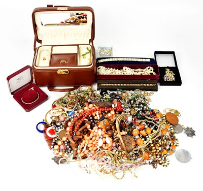 Lot 1523 - A quantity of vintage costume jewellery, to...
