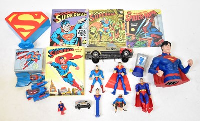 Lot 636 - SUPERMAN; various collectible items relating...