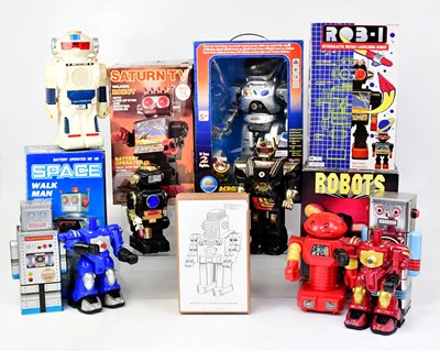 Lot 552 - ROBOTS; various tinplate and plastic robot...